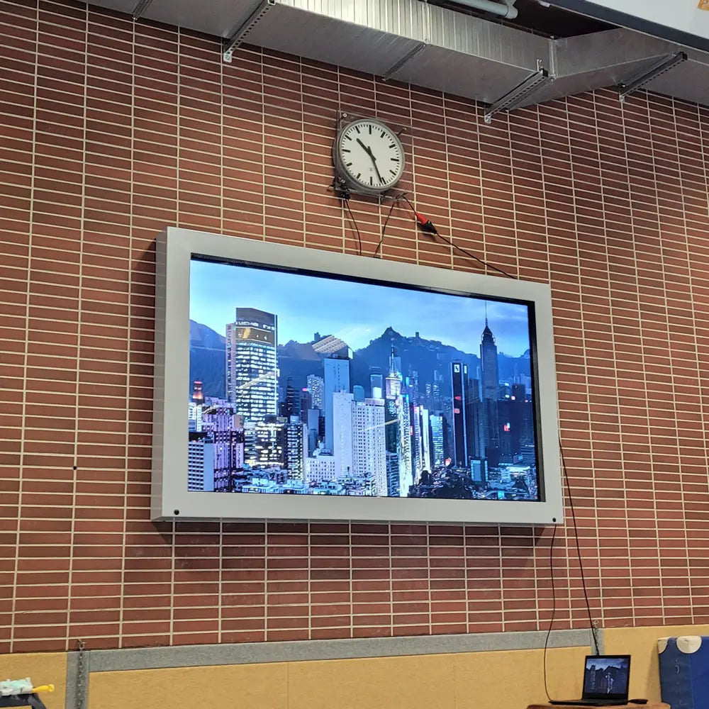 Monitor mit IP54 Schutzgehäuse Staub- und Wasserschutz BIG Multimedia Display GmbH